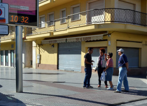 La acera cambia cuando el peatón llega a un cruce.