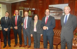 La presidenta de la Autoridad Portuaria de Huelva, Manuela de Paz, el director del Puerto de Huelva, Ignacio Álvarez Ossorio, y representantes de Enagas, como el Consejero Delegado de Enagás, Marcelino Oreja.