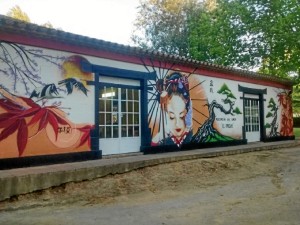 Fachada de la asociación de bonsáis 'El Enebro' de Almonte, realizada por el artista.