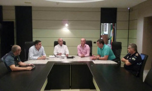 El alcalde de Lepe se ha reunido con miembros de la Policía y la Guardia Civil.