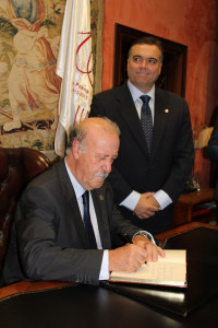 Firmando en el libro del ayuntamiento.