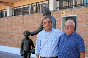 El director del colegios Maristas, Francisco Miguel Cuenca, acompañado por el hermano José Luis de Vicente.