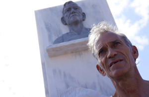 Julio Fernández, junto al busto inaugurado en Ayamonte. / Foto: J. L. Rúa.