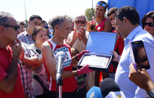 El atleta ayamontino con una de las placas que recibió en el homenaje. / Foto: J. L. Rúa.