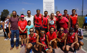 Julio, a pie del monumento, junto a amigos y deportistas que le arroparon. / Foto: J. L. Rúa.