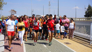 Julio Fernández, arropado por sus amigos y aficionados, recorrieron la avenida que desde ahora lleva el nombre del deportista. / Foto: J. L. Rúa.