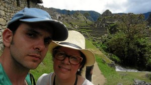 Andrés David y Fátima , de turismo en Machu Picchu.