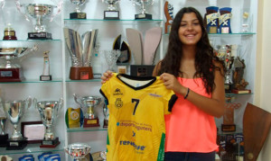 Marlene Martín, con la que será su nueva camiseta esta temporada. / Foto: www.deporpress.com.