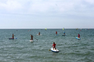 Los usuarios descenderán por el río haciendo paddle surf.