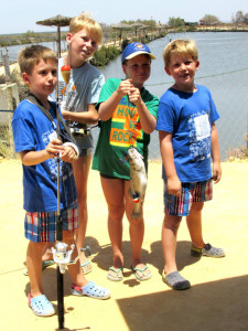 Los niños se lo pasan en grande de pesca.