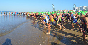 Momento de la salida del XV Triatlón ‘Playas de Punta Umbría’.