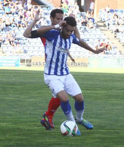 Mario Marín protege la pelota ante el acoso de un jugador del Mérida. / Foto: Josele Ruiz.