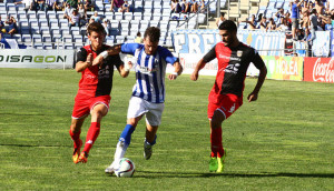 Cristian Fernández trata de zafarse de dos jugadores rivales. / Foto: Josele Ruiz.