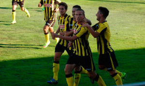 Los leperos celebran uno de sus goles ante el Real Murcia. / Foto: @SanRoqueLepe.