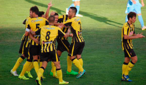 Los jugadores del San Roque celebran el gol de Nico Cháfer. / Foto: @SanRoqueLepe.