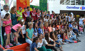 El colofón al acto de presentación, la foto de las jugadoras con los aficionados.