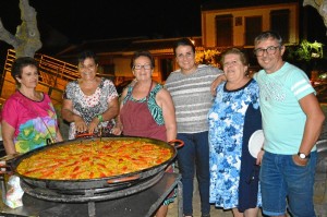 A partir de las 20.30 horas se comenzaron a elaborar las paellas, que fueron un auténtico éxito de degustación.