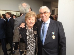 Juan Vázquez con su mujer, Inés, cuando USISA recibió la medalla de oro de la provincia