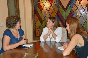 La alcaldesa de Almonte, Rocío Espinosa y la directora del Instituto Andaluz de la Mujer (IAM) en Huelva, Eva Salazar, han mantenido una reunión en el Ayuntamiento.