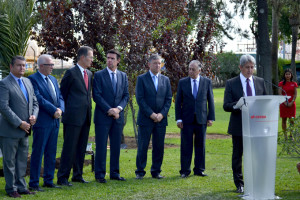 Representantes de diversas instituciones públicas y del mundo empresarial han acudido al acto. / Foto: Pablo Sayago.