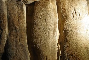 "Las grandes piedras decoradas del Dolmen de Soto es uno de los más relevantes ejemplos del uso de la pintura, el grabado y la escultura en relieve del Arte Prehistórico de Andalucía", afirma. / Foto: andalucia.org.