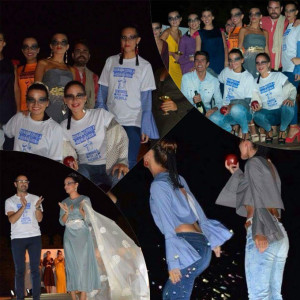 Jóvenes con camisetas para concienciar sobre la donación de médula en una fiesta en Cumbres Mayores.