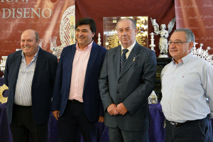 El presidente del Consejo de Hermandades acompañado del alcalde de la ciudad inauguró la exposición