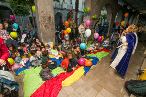 Pasacalles de Alcores para informar sobre la necesidad de acogimiento.