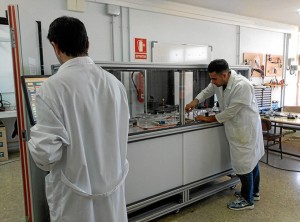 El grupo de investigación durante las pruebas para demostrar la eficacia de la pila de combustible.