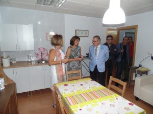 La directora general de Salud Pública y Ordenación Farmacéutica, Remedios Martel, y el delegado territorial de Igualdad, Salud y Políticas Sociales, Rafael López, asiste a las jornadas de puertas abiertas organizadas por la asociación AFA-Huelva en la sede de su unidad de día en la capital.