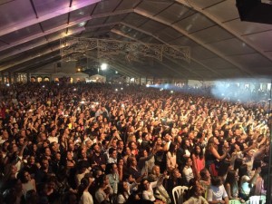 Las actuaciones musicales concentraron a gran número de turistas y cartayeros. 