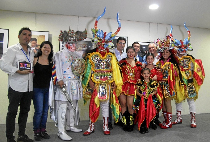La noche contó con la participación de grupos de folclore latinoamericanos.