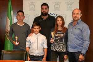 Reconocimiento a los tres jóvenes deportistas.