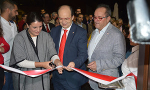 La alcaldesa de Almonte, Rocío Espinosa, el presidente del Sevilla, José Castro, y el máximo mandatario de la Federación de Peñas Sevillistas, Ramón Somalo, en el momento del corte e la cinta.