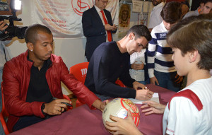 Los jugadores Mariano Ferreira y Sergio Rico firmaron autógrafos durante el acto.