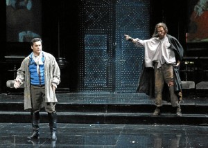 El onubense en el papel de Angelotti en la obra 'Tosca' , junto a l tenor Teodor Ilincai.