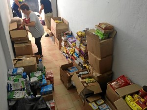 El Consistorio estrena su campaña de apoyo al desayuno escolar con la recogida de 5.000 kilos de alimentos.