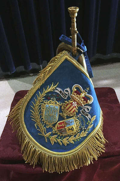 Mantolín con el escudo bordado de la Banda de la Merced