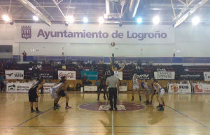 El CB Conquero fue de menos a más, aunque perdió al final en Logroño. / Foto: @CDPromete.