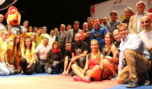 Foto de familia del alcalde de Huelva, con los voluntarios y los organizadores del evento.