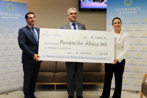 El representante de la Fundación Ábaco recibe el cheque.