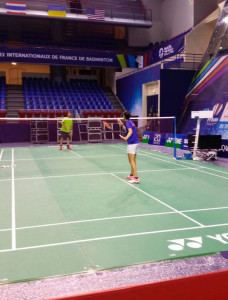 Carolina Marín prepara con su equipo técnico el inicio del Abierto de Francia. / Foto: @caro_marin2.