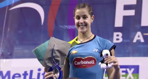 Carolina, con el trofeo de campeona en Francia. / Foto: Captura de TV.