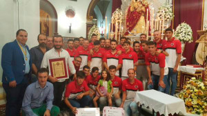 La plantilla del Cartaya, en la tradicional ofrenda a la Virgen del Rosario, patrona de la localidad. / Foto: @AD_Cartaya.