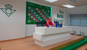 Alejandro Ceballos, durante la rueda de prensa a la conclusión del partido. / Foto: Manu López / @albiazules.