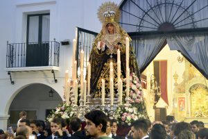 La Virgen de la Caridad abandonando ayer la Capilla de la Hermandad del Rocío de Huelva