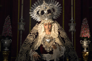 Nuestra Madre y Señora de los Dolores en su besamanos extraordinario