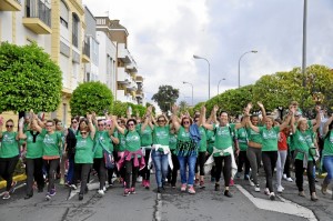 Cientos de ayamontinos ha participado en la marcha.