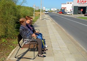 El Ayuntamiento ha instalado bancos en el camino habitual de los ciudadanos hasta el cementerio.