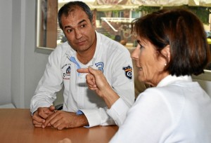 El técnico de Cultura, Pepe Garrido, y la concejala de Cultura de Cartaya, May Pérez, en la sede de HBN. / Foto: Pablo Sayago.